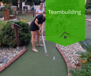 Wir gingen zum Teambuilding für Minigolf